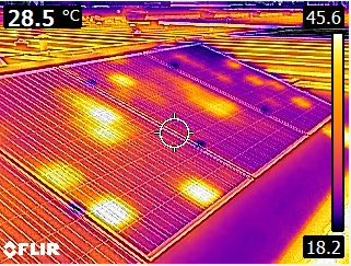 Immagine termica di pannelli solari su un tetto con variazioni di temperatura da 18,2°C a 45,6°C evidenziate in colori diversi.