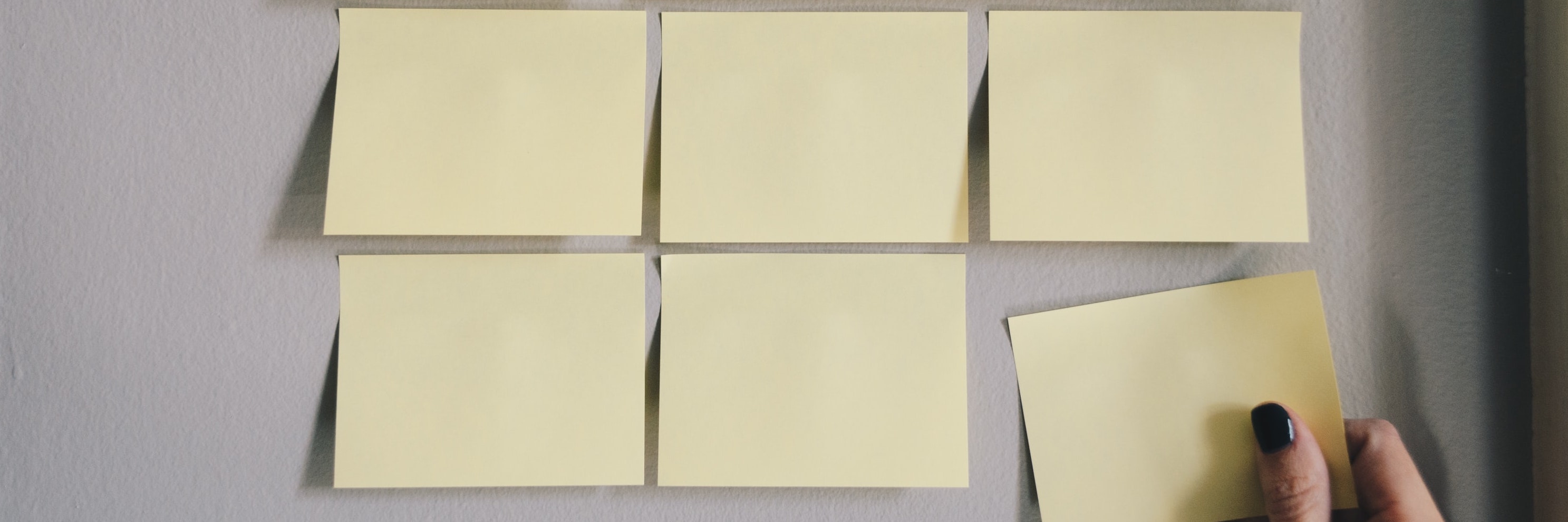 Post-it note on a wall to create a clear and consise concept