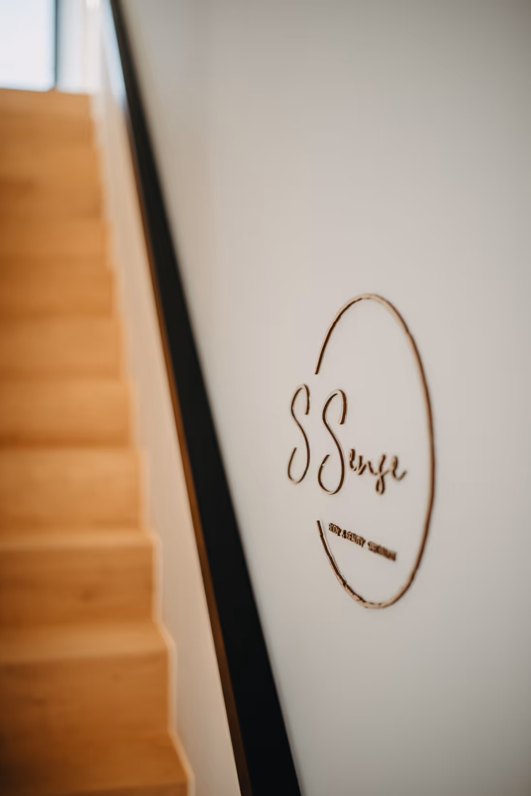 Logo van S Sense aan de muur in het schoonheidsinstituut in Mechelen
