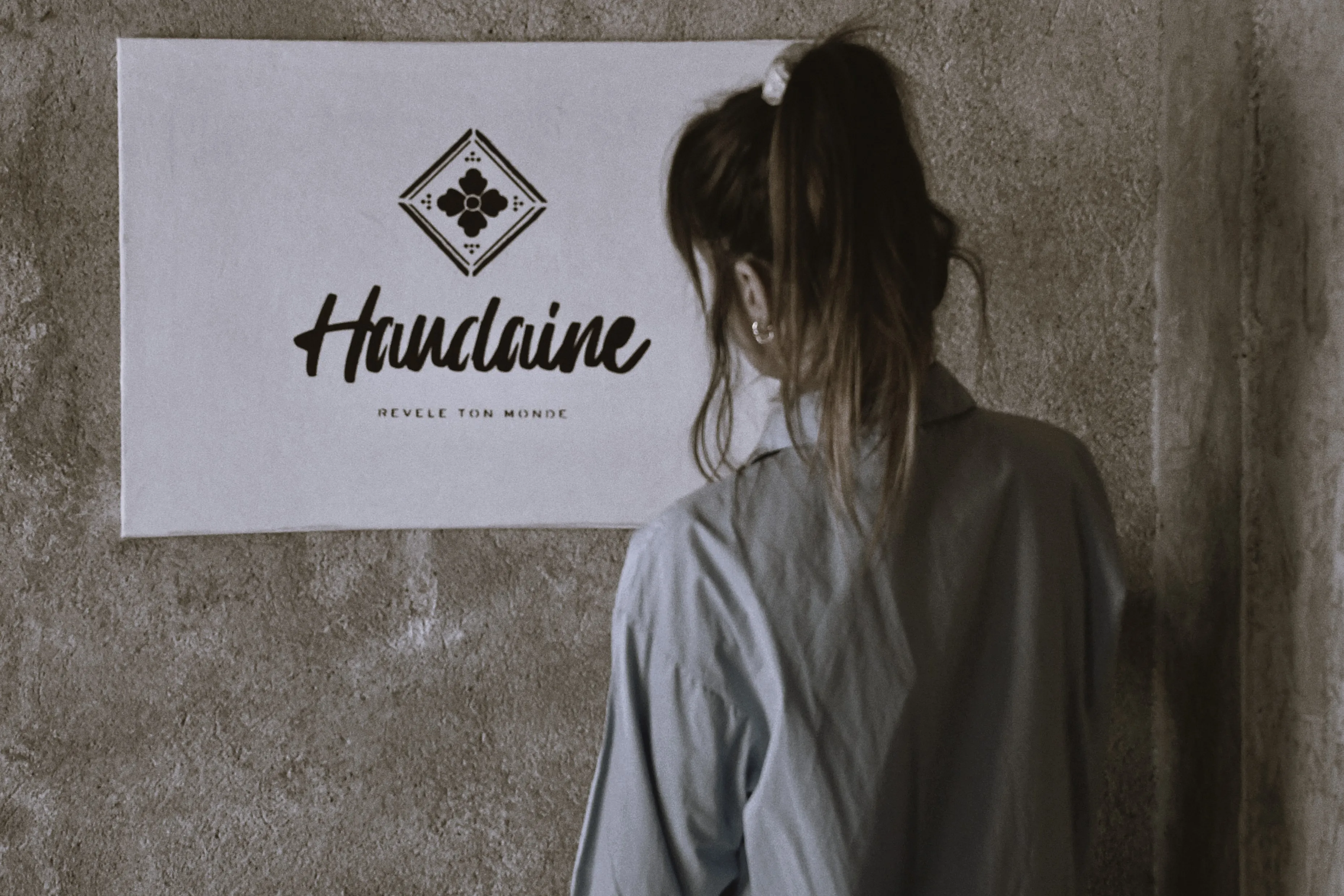 Aude de dos regardant toile "Haudaine"