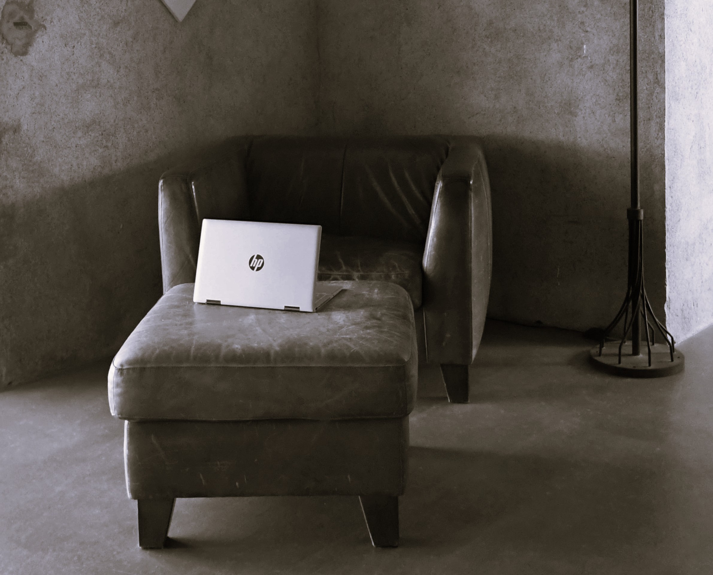 PC sur pouf N&B