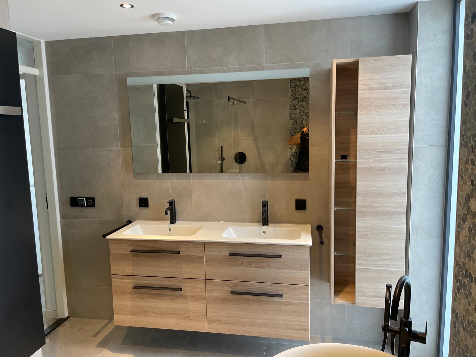 Badkamer met houten kastjes.