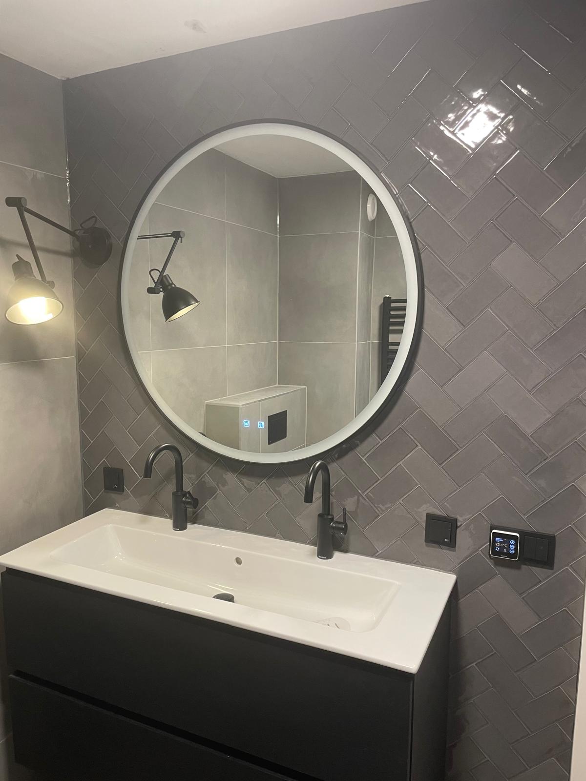 Badkamer met een vissengraat muur.