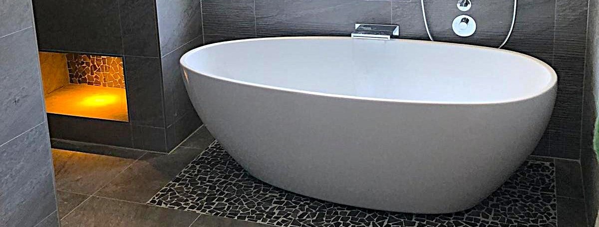 Vrijstaand bad op een mozaiek vloer