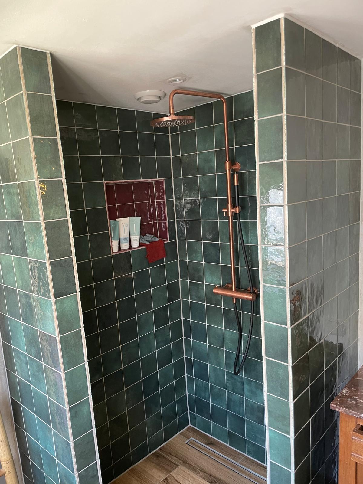 Douche met tegels