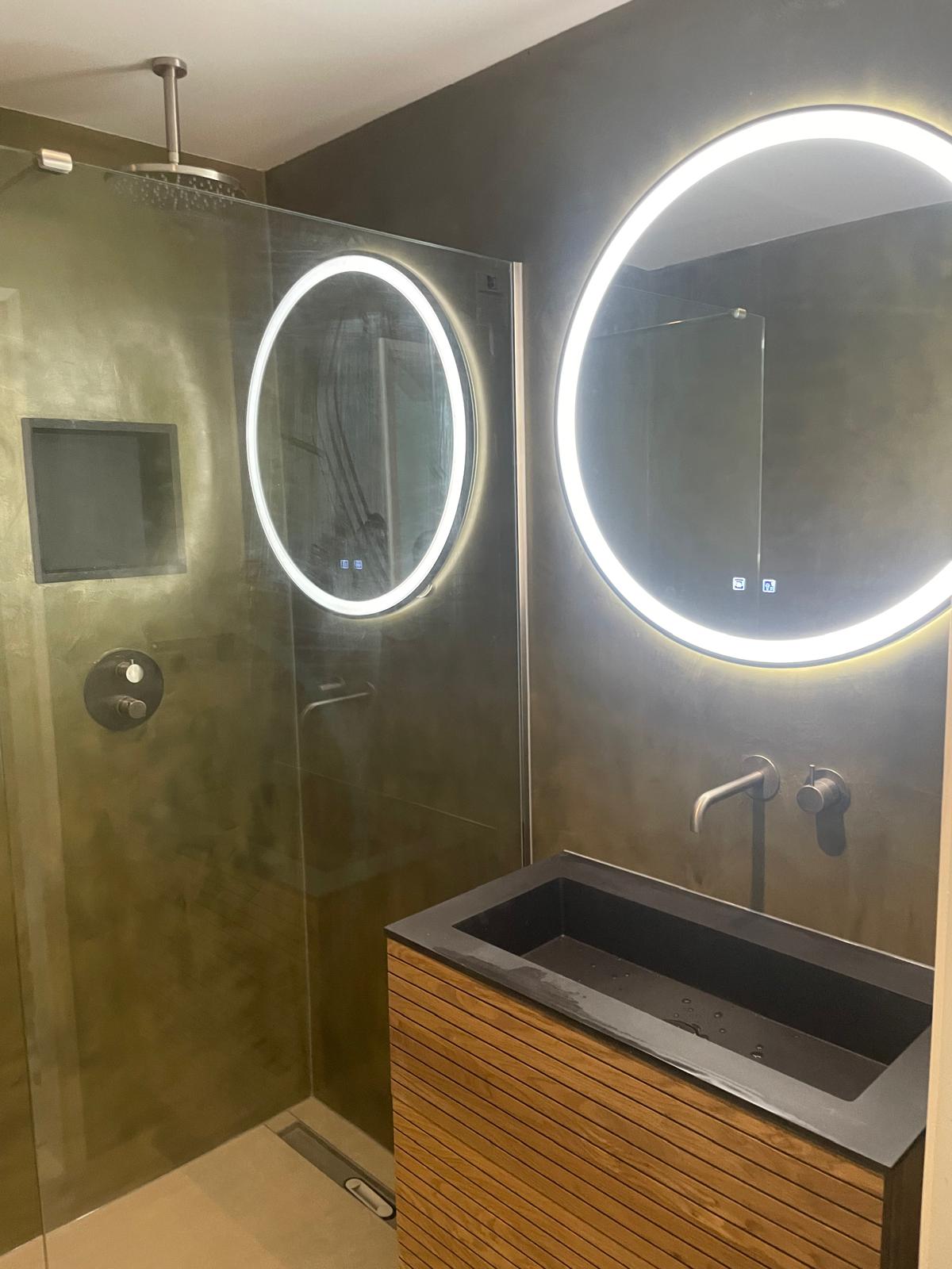 Badkamer groen met moderne spiegel