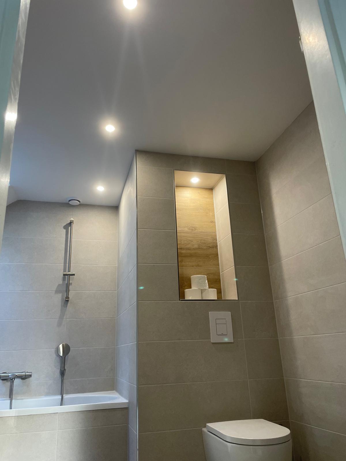 Badkamer met nis en bad.