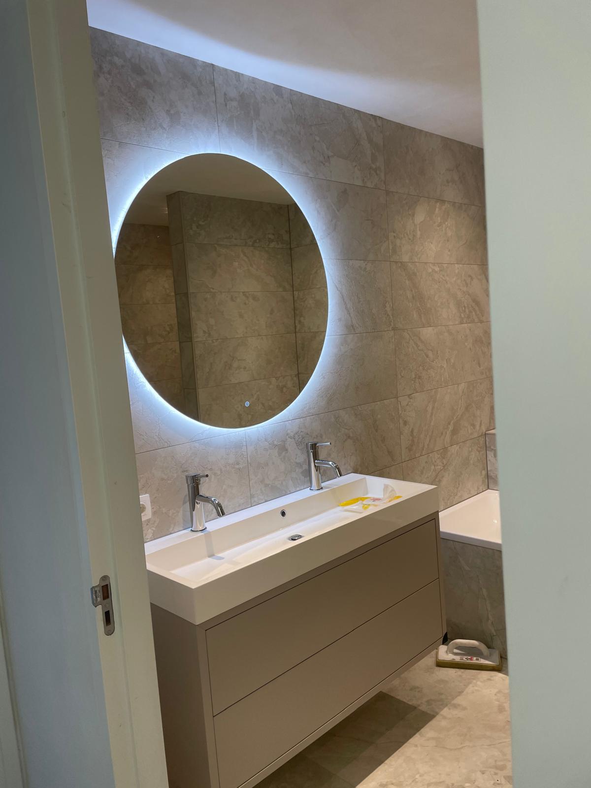 Strakke badkamer met moderne spiegel