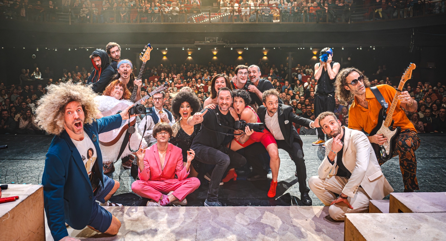 Photo de fin de spectacles avec la troupe de Les Franglaises avec Benjamin Delacoux au centre de la photo.