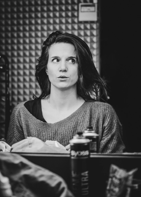 Séance de préparation dans les loges de la troupe des Franglaises. Une comédienne en face du miroir. 