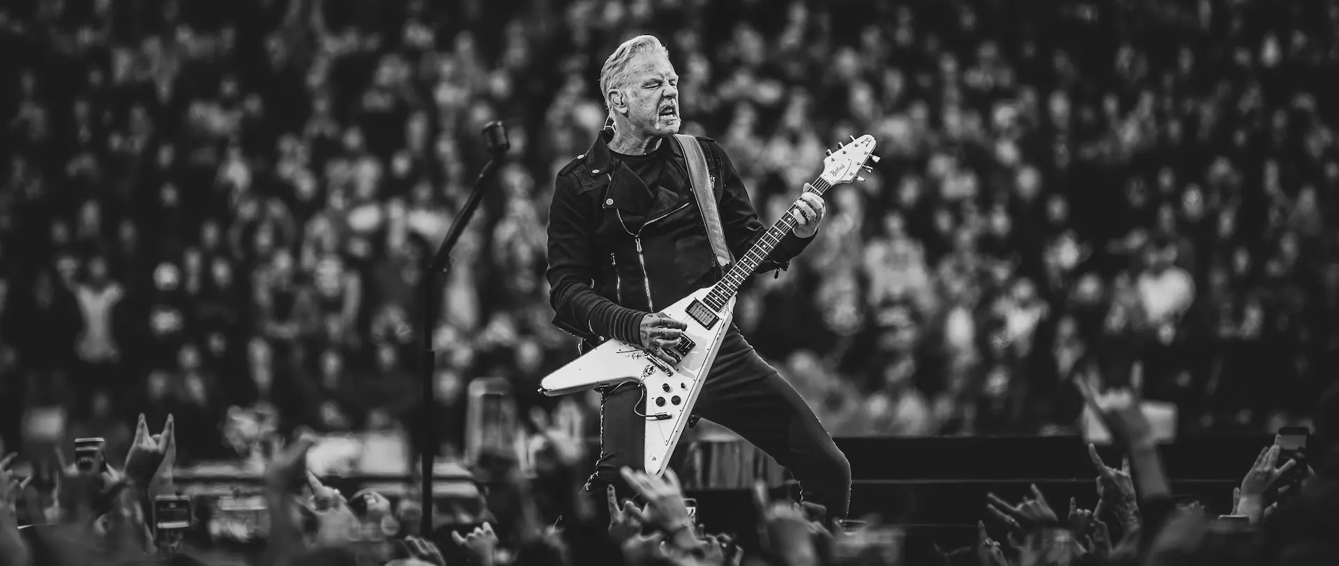 Photo Live - noir et blanc  -  James Hetfield - Metallica - Le Stade de France - Paris 2023