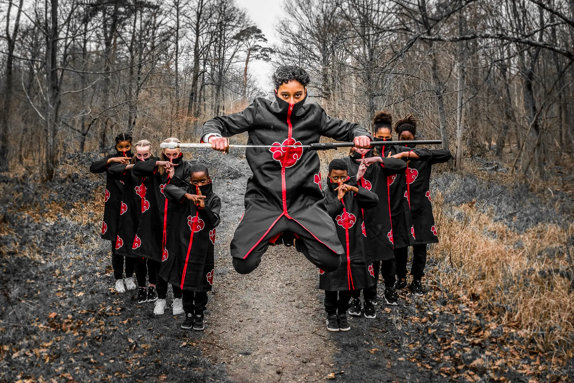 Photo type studio en forêt avec le groupe de danse Coezion