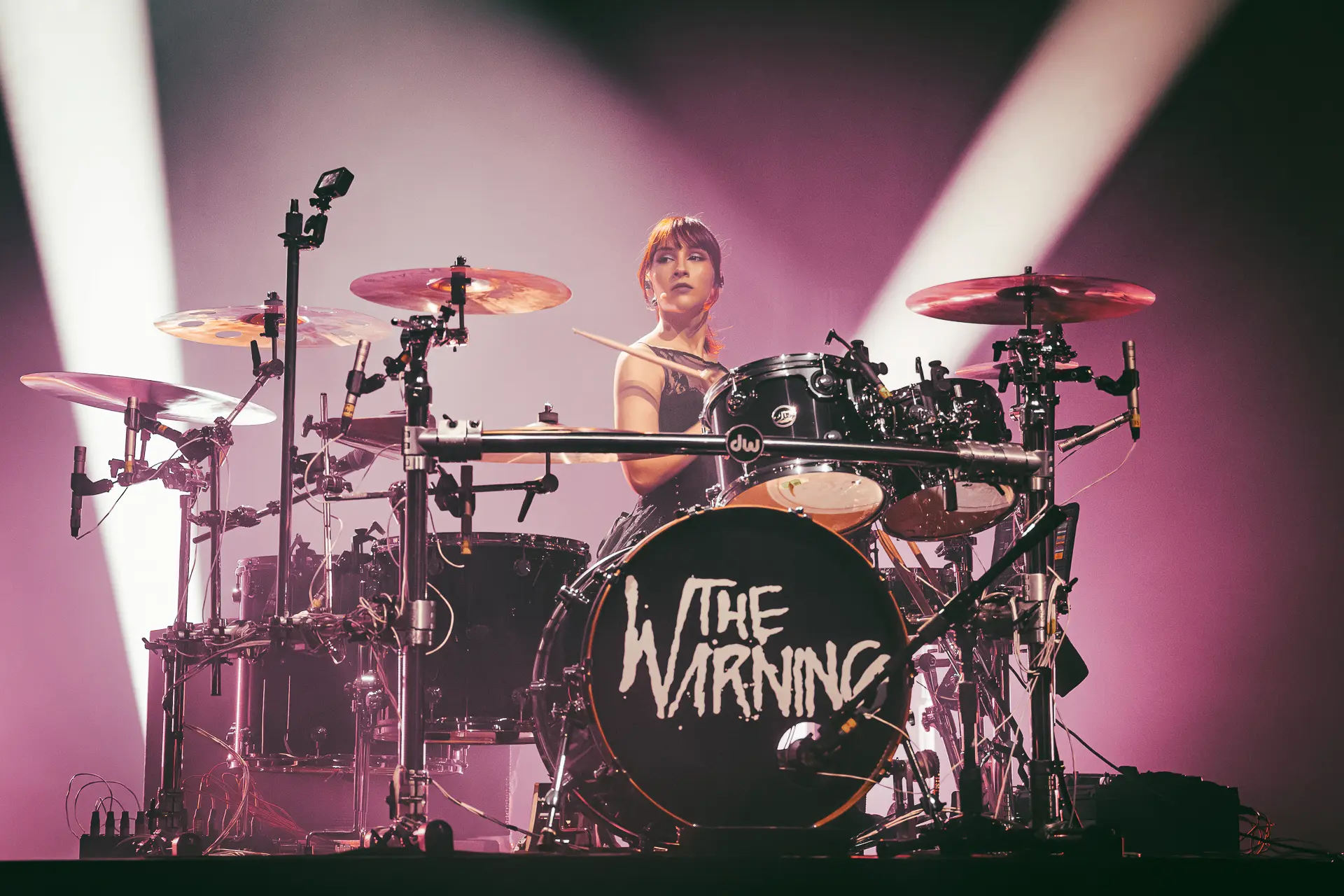 Photo Live de Paulina Villarreal batteuse du groupe The Warning
