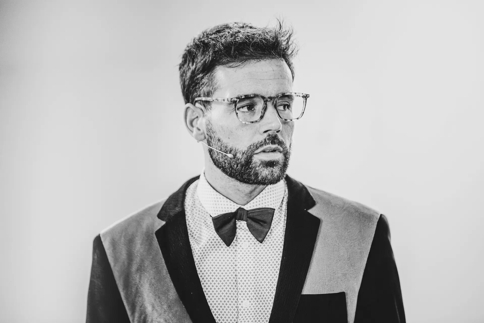 Photo noir et blanc de Pierre LeBlanc de la troupe  Les Franglaises dans les coulisses de  son spectacle  au Bobino - Paris 2024