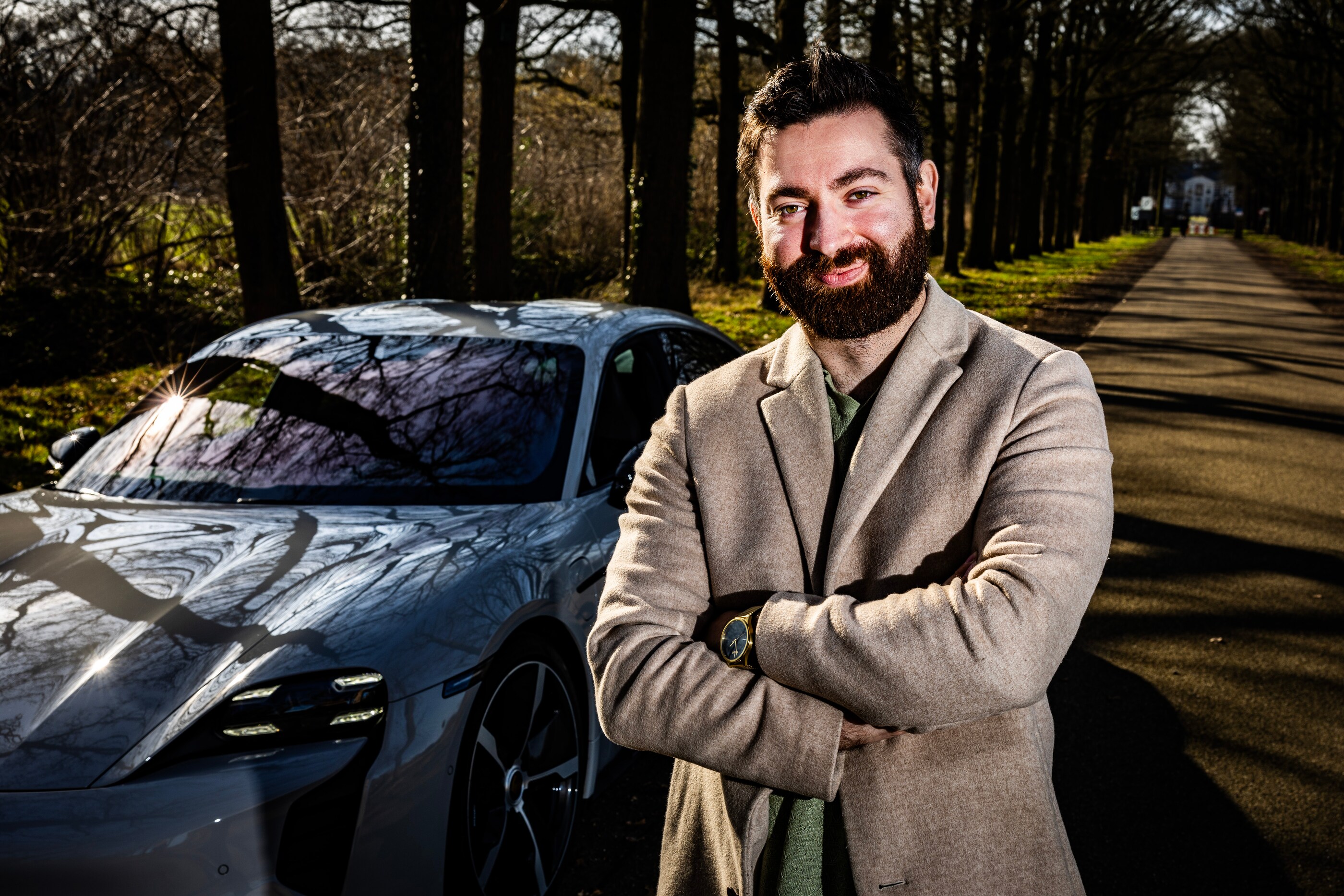 Sergen Koç, eigenaar van Hacker B.V., naast een auto