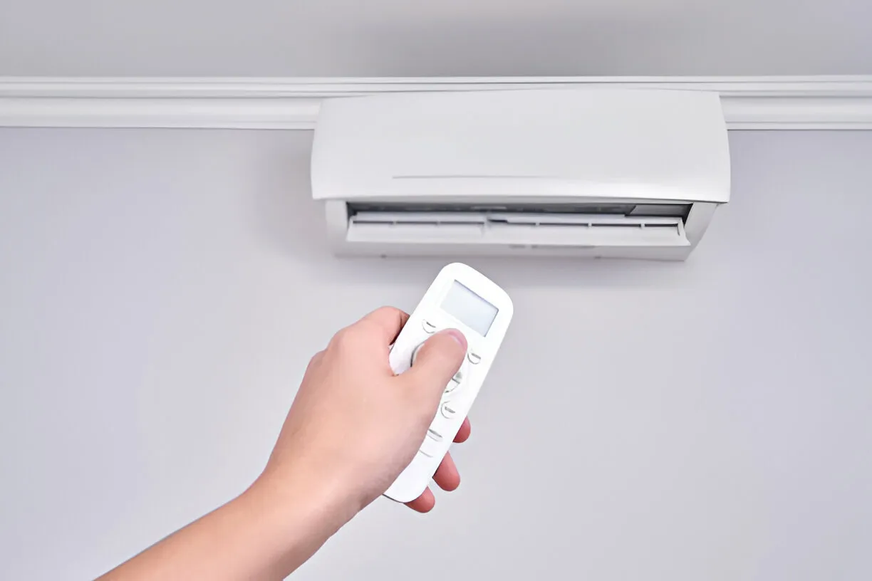 Hand operating AC with remote.