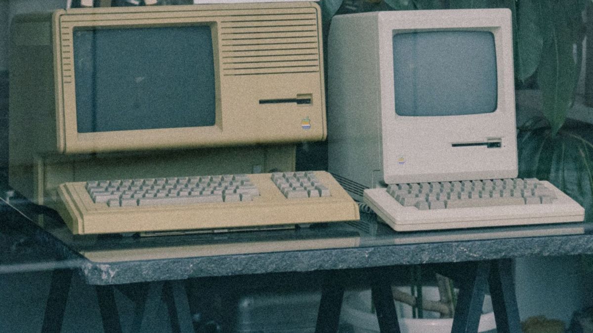 Un site interactif dans l'univers des ordinateurs des années 2000.