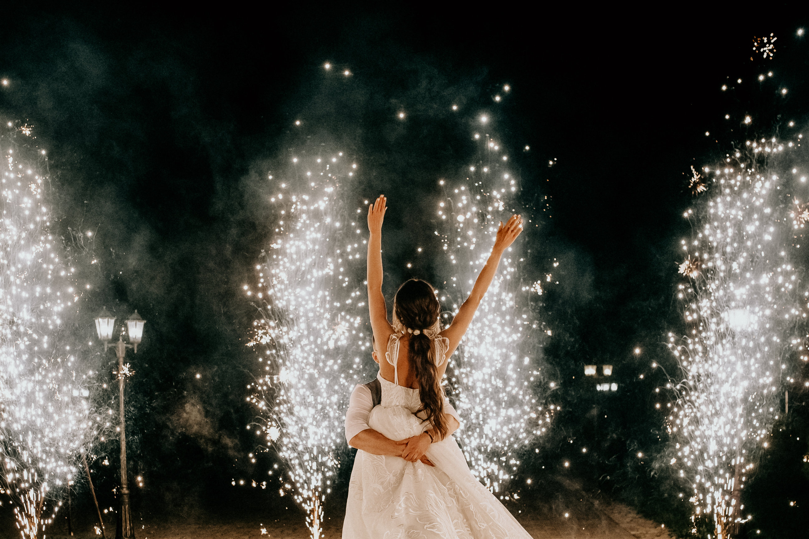 bride and groom cold sparks