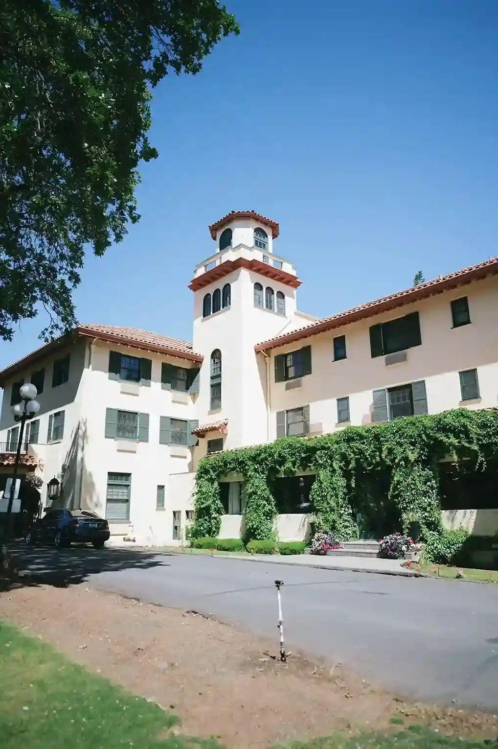outdoor-wedding-ceremony-at-columbia-gorge-hotel-&-spa-with-columbia-river-views