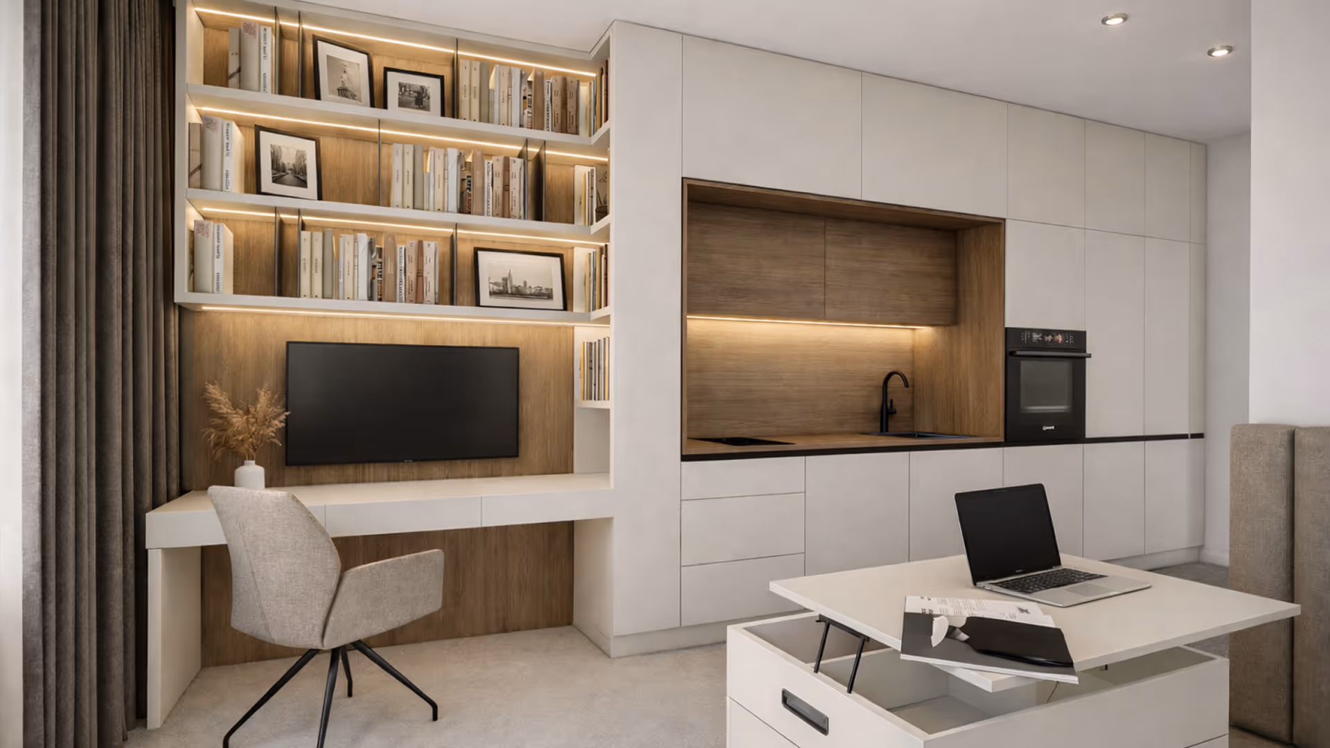 Moderní světlý pracovně-kuchyňský prostor s vestavěnými bílými skříňkami, zabudovanou černou troubou, dřevěným obkladem, osvětlenými policemi s knihami a šedou pracovnou židlí.