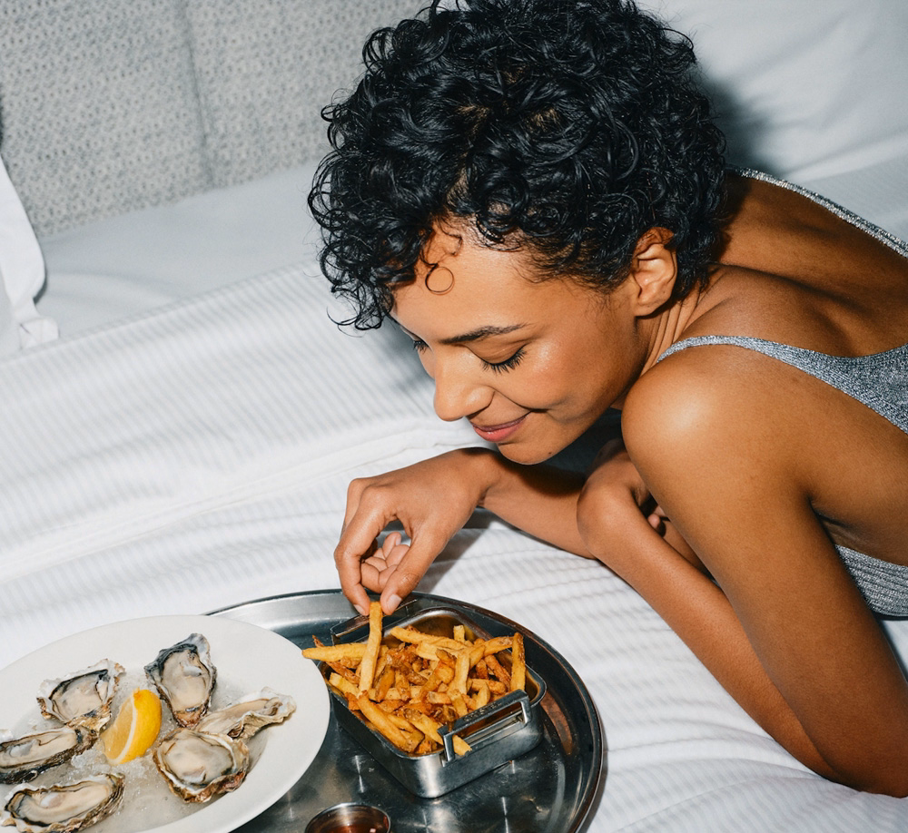 Woman eating snacks due to stress, illustrating emotional eating habits and hormone-related cravings