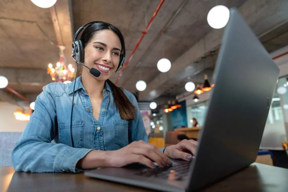 HR representative completing Form I-9 verification on a laptop to meet I-9 timing and verification deadlines