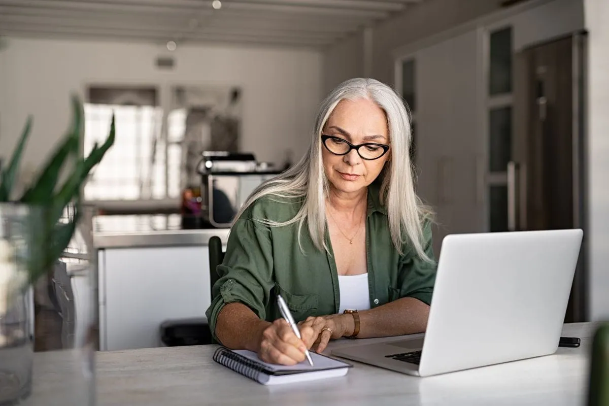 HR professional reviewing new hire paperwork to determine correct hire date vs start date for Form I-9 timing