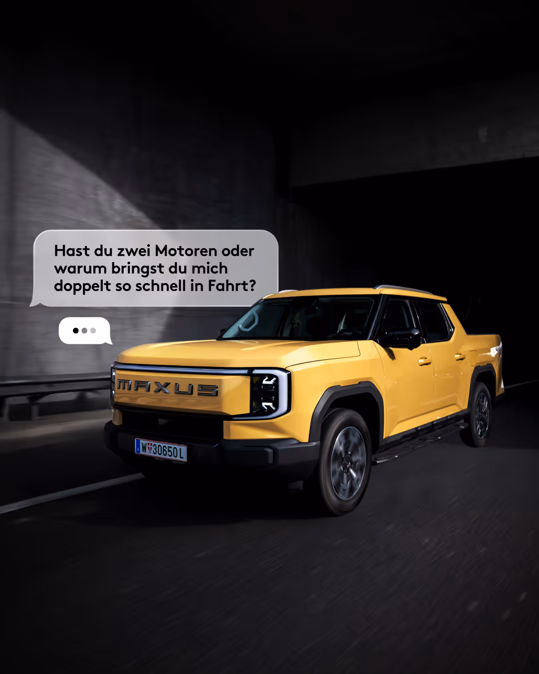 Gelber MAXUS eTERRON 9 fährt durch einen Tunnel, begleitet von einer humorvollen Pick-up Line in einer Textblase: „Hast du zwei Motoren oder warum bringst du mich doppelt so schnell in Fahrt?“ – Teil der Launchkampagne mit Copy-Mechanik rund um „Pick-up Lines“, die technische Features emotional aufladen.