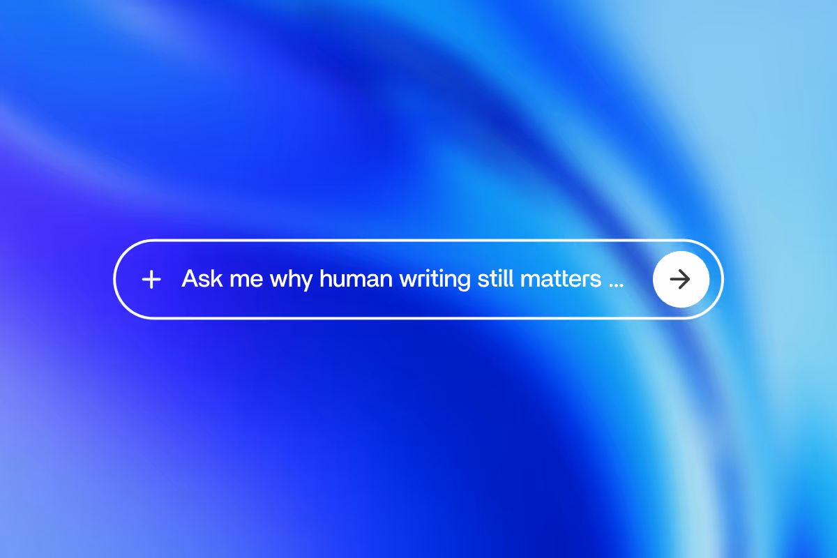 Abstrakter blauer Farbverlauf mit Suchfeld und dem Text „Ask me why human writing still matters“