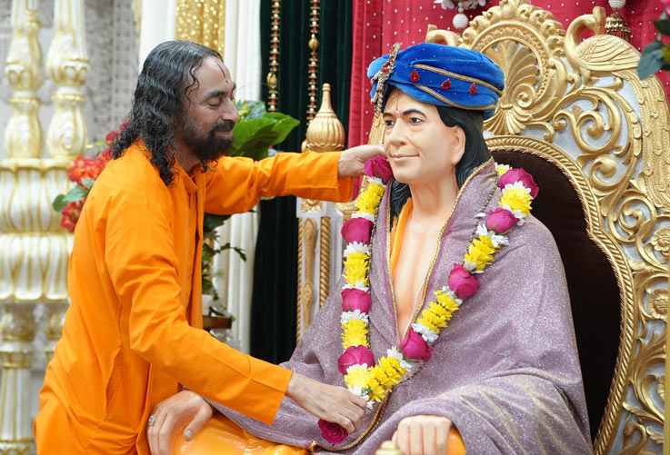 Jagadguru Kripalu Ji Maharaj Teaching