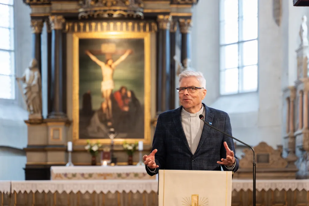 Haakon Kessel som taler i Estland. Formidler. 