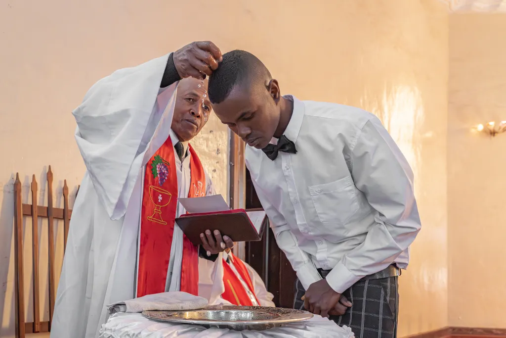 Dåp, Madagaskar, Kirke, Prest