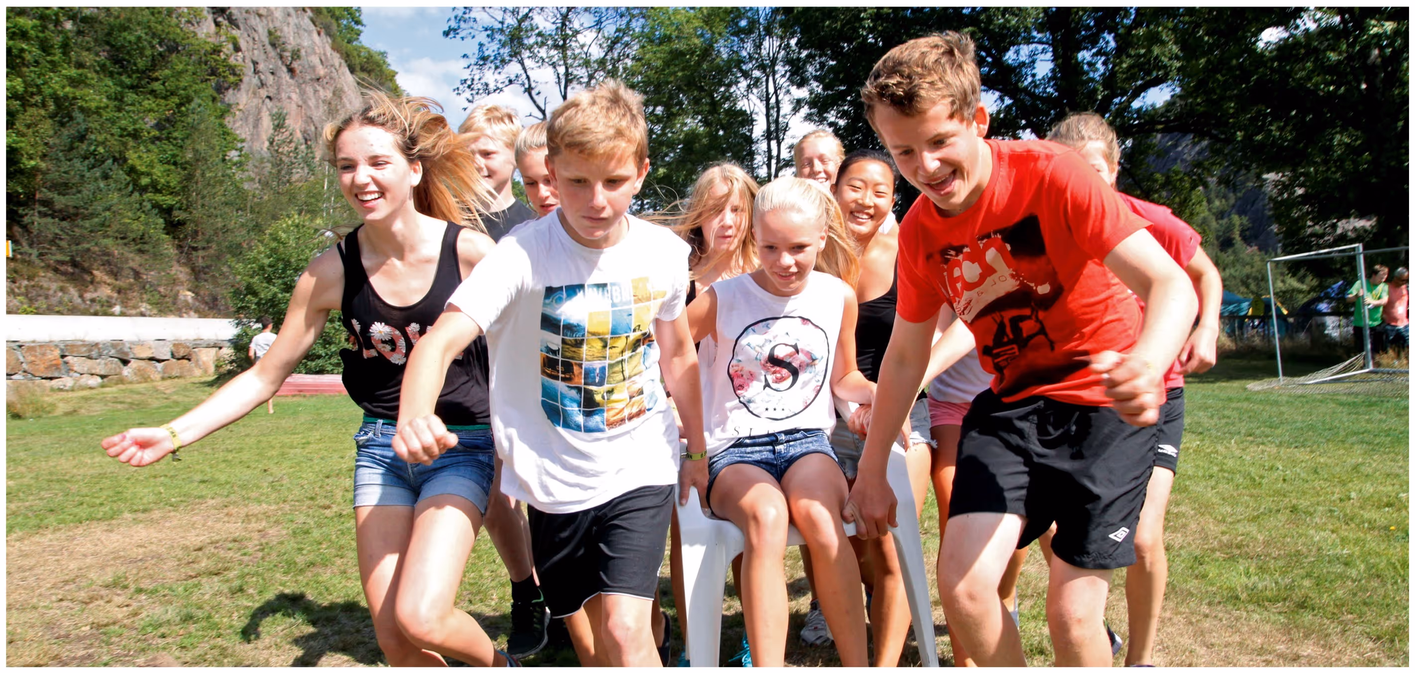 Barn leker på leir - gammelt foto fra NMSU