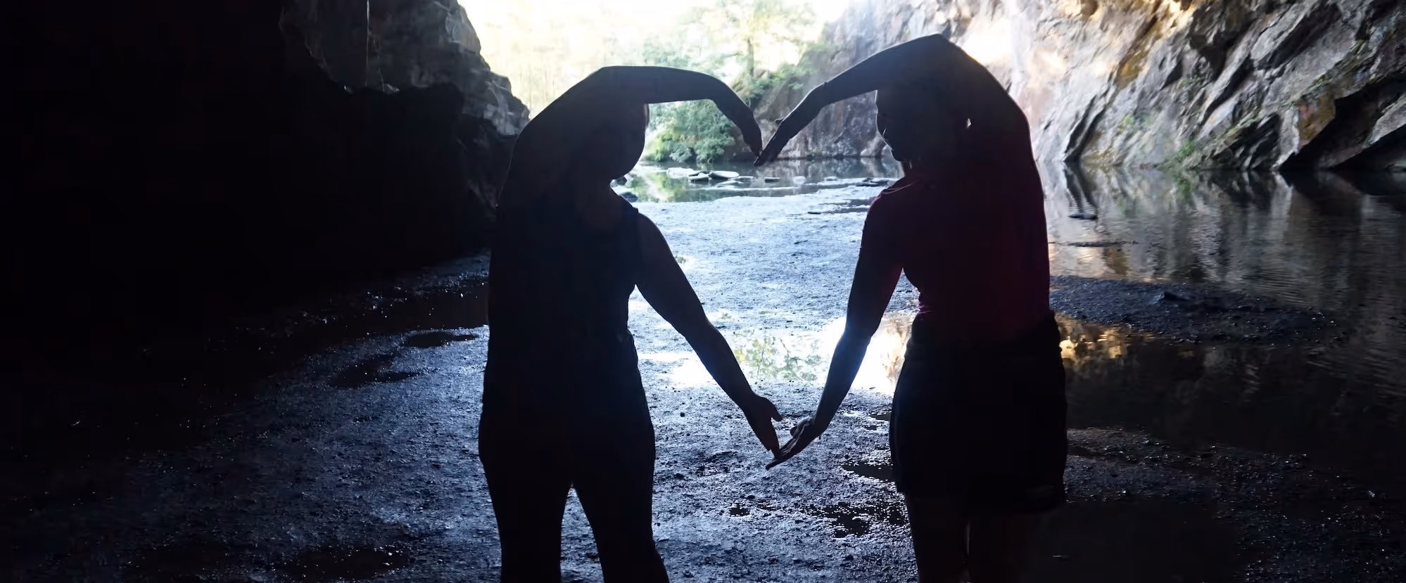 To personer former et hjerte med hendene / armene