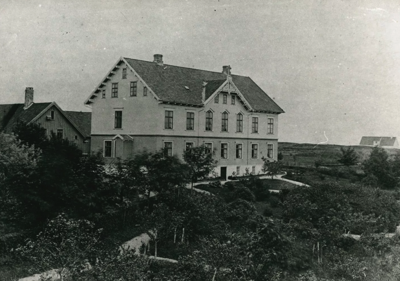 Bildet er fra nybygget til Misjonsskolen i cirka 1870 - bygget står fremdeles ved hovedkontoret til NMS i Stavanger.