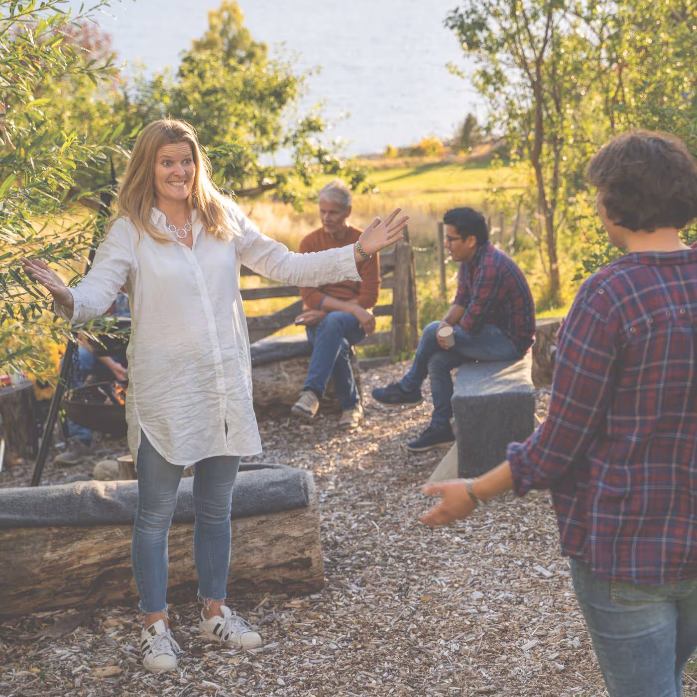 Bildet viser en dame som tar imot en annen person med åpne armer. Bildet er tatt i anledning kampanje om Småfellesskap