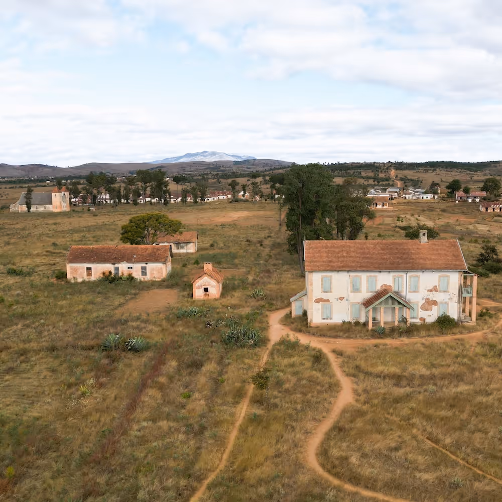 Bildet viser et dronefoto over Mangarano på Madagaskar