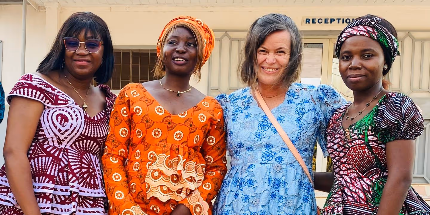 Bildet viser fire kvinner i tradisjonelle kamerunske klær