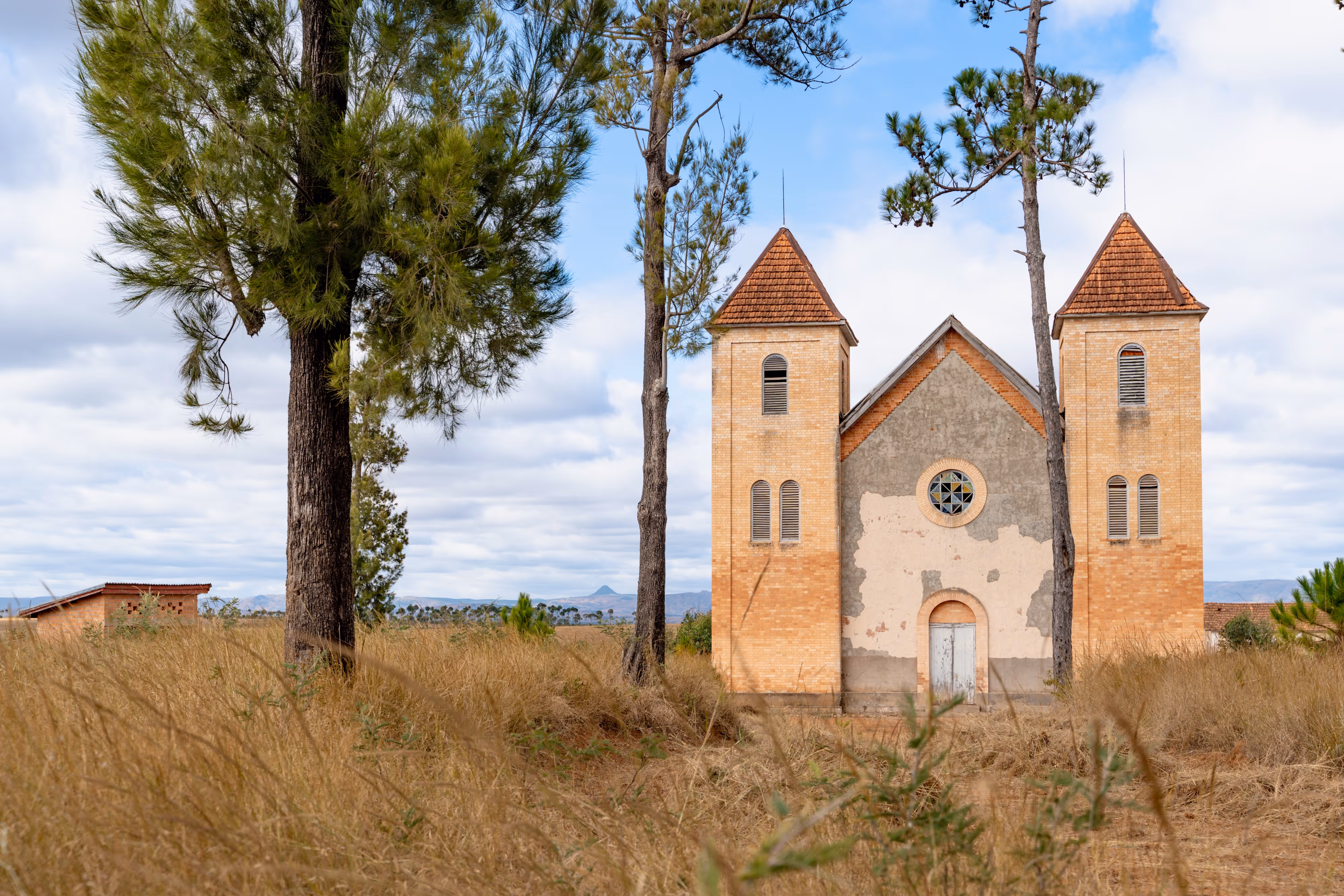 Bildet viser bygningsmassen til en kirke på Mangarano, Madagaskar