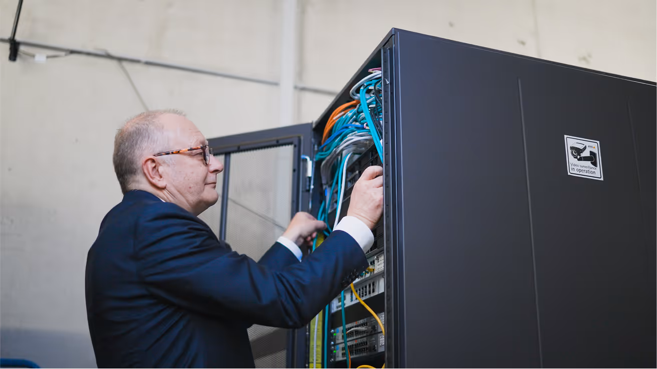 Norbert Starke konfiguriert einen Server zur sicheren Verarbeitung radiologischer Bilddaten