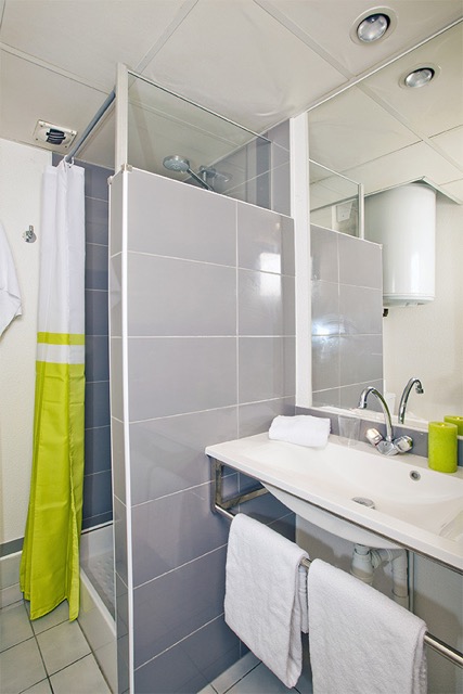 Les Estudines - La Rochelle Les Minimes - salle de bain - LMNP SERENITE.jpeg