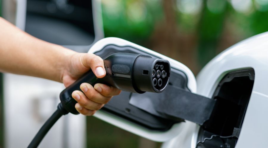 Qué conector para coche eléctrico necesitas para cargar en la vía pública