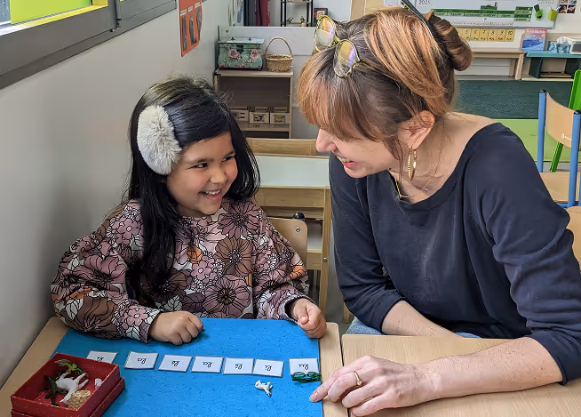 Discussion entre un enfant et une enseignante