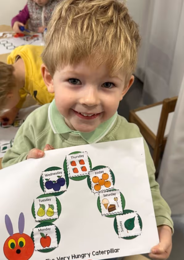 Enfant qui montre les jours de la semaine