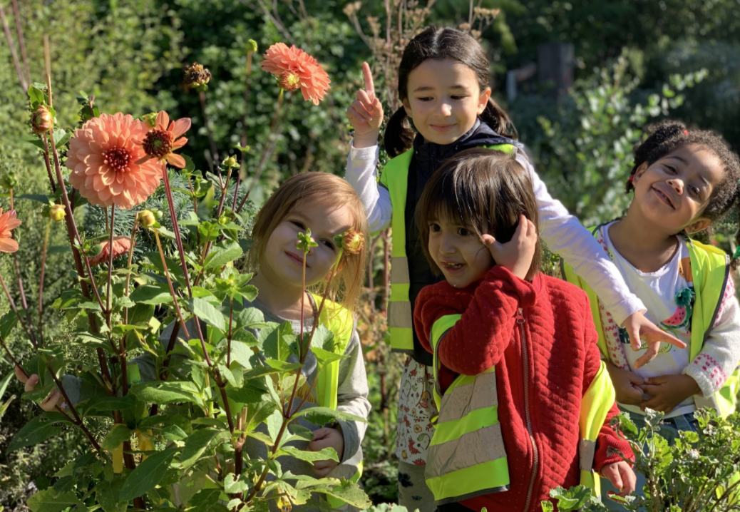 Enfants en activité extérieure à la ferme urbaine dans le quartier Gambetta Paris 20