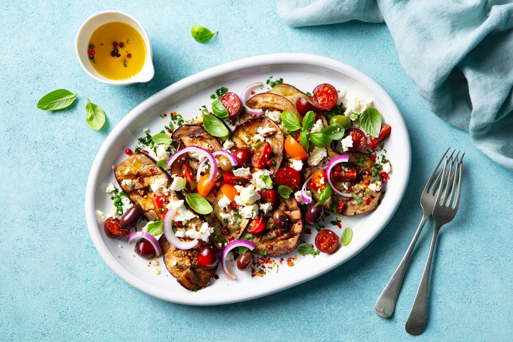 Legume la gratar cu dressing de busuioc, parmezan si muguri de pin
