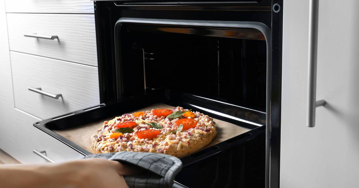 Une jolie pizza dans un foir ménager