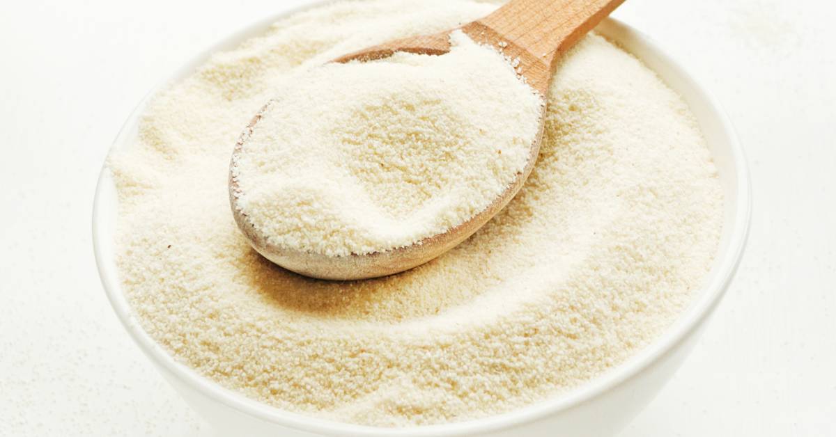 Semoule de blé dur fine utilisée pour la pâte à pizza – ingrédient essentiel pour apporter croustillant et couleur dorée à la croûte.