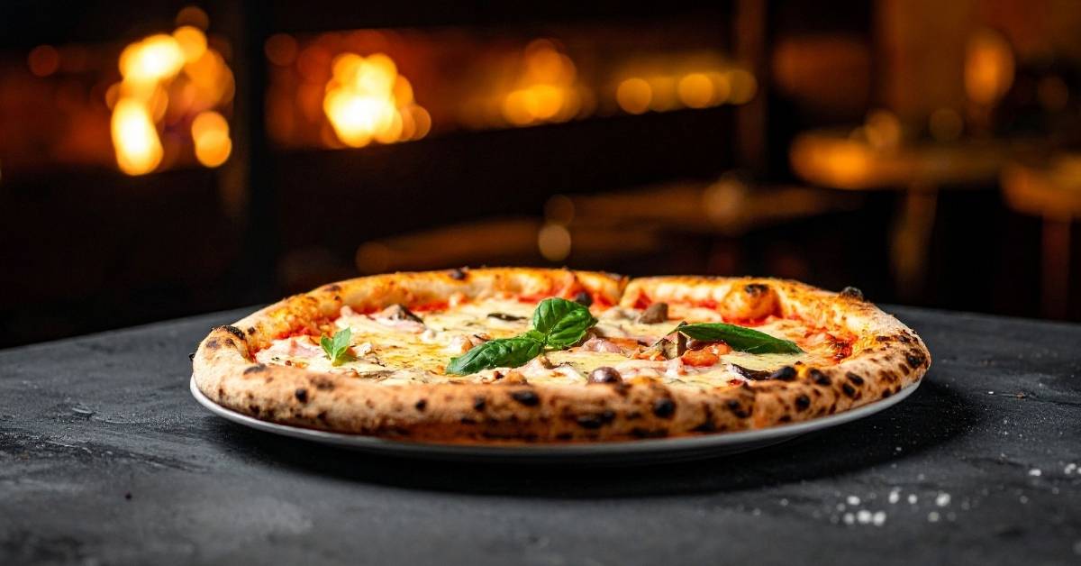 Pizza napolitaine traditionnelle cuite au feu de bois avec pâte légère et corniche alvéolée