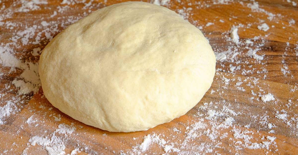 Pâte à pizza fraîche avant stockage, idéale pour la conservation au réfrigérateur